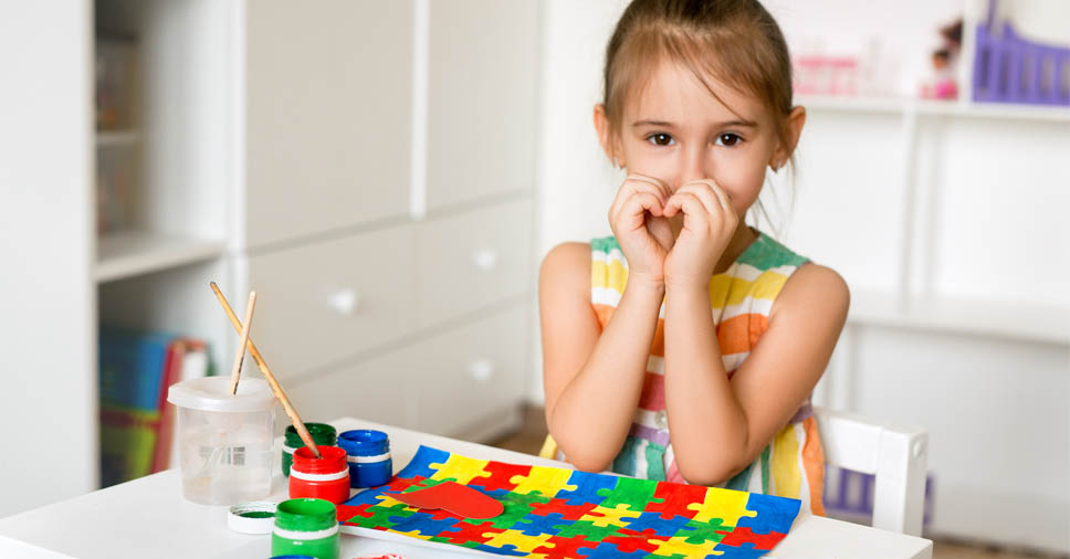 Vemos uma criança com autismo. Veja mitos e verdades sobre Ciência ABA!