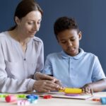 Mulher adulta a criança brincando e desenvolvendo habilidades em conjunto.